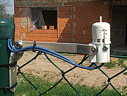 Čidlo srážek se může namontovat např. na plot