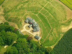 Letecký pohled na rozsáhlou zahradu ve fázi výkopových prací